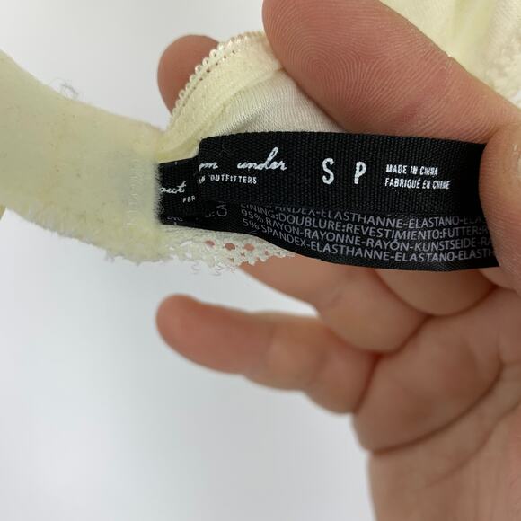 Urban Outfitters Bralette Out From Under Women's Sz S Scalloped Lace Edge Halter - Picture 3 of 4